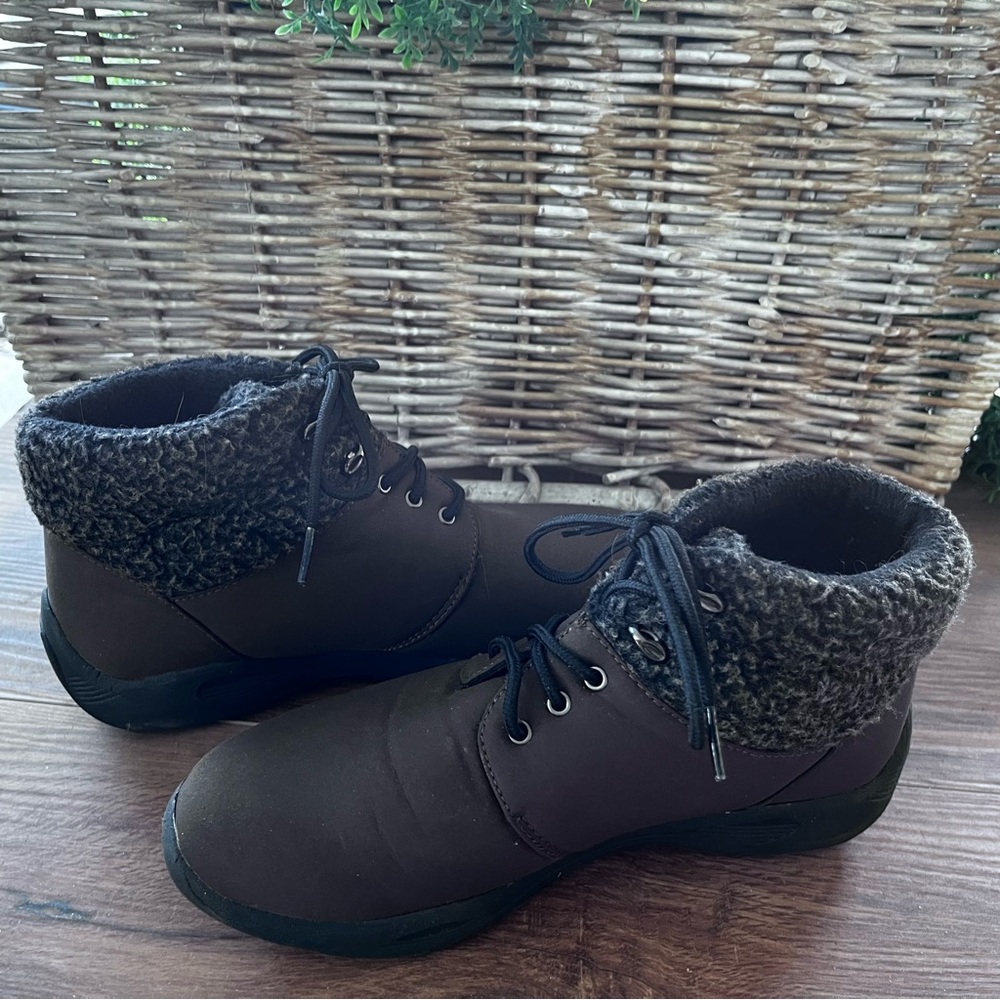 Propet women Madison ankle lace synthetic  brown booties. - Picture 2 of 5